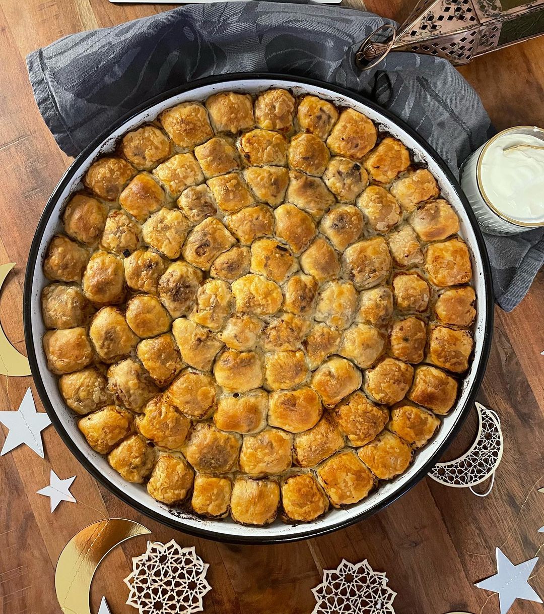 Tradicionalne mantije u okrugloj posudi